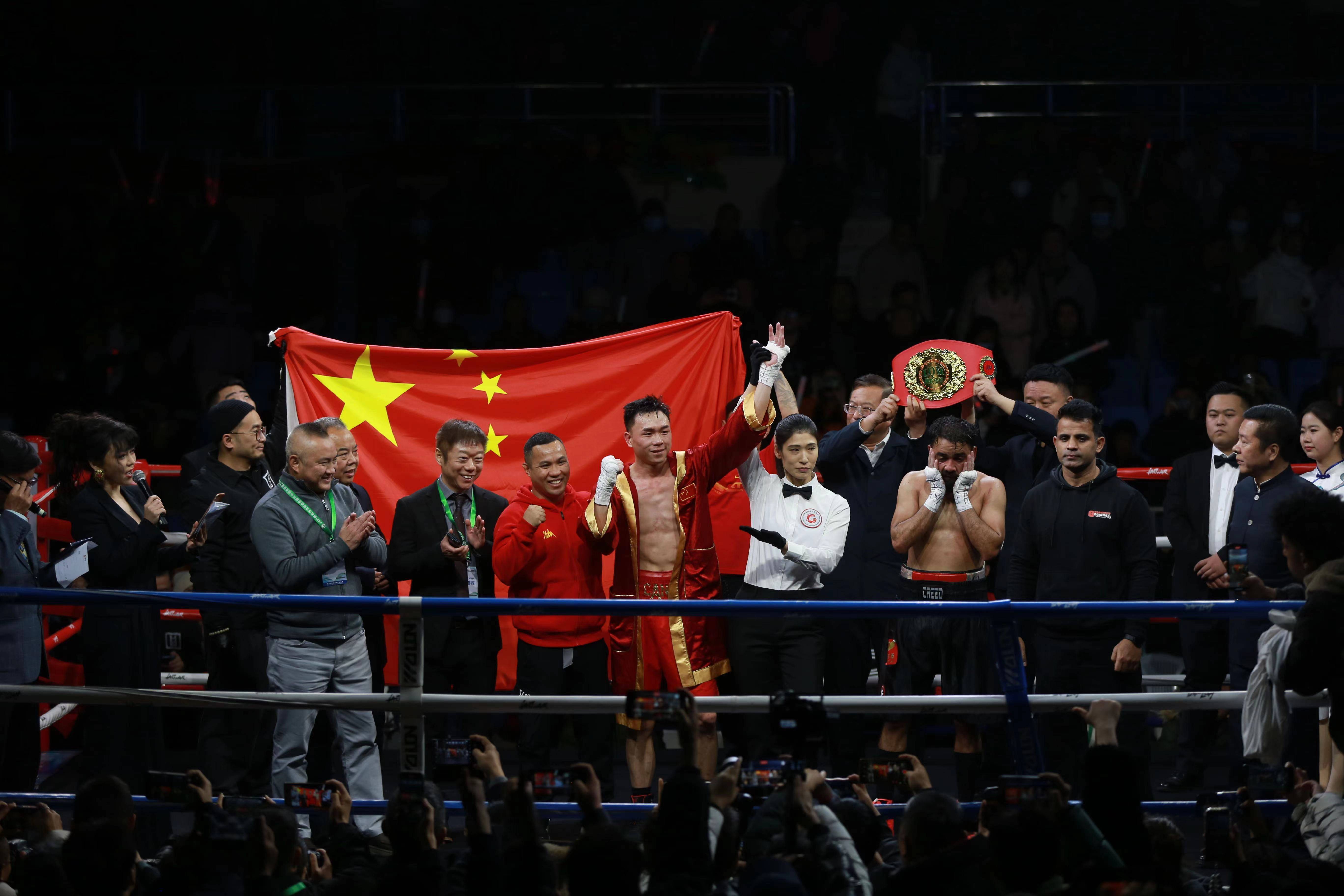 拳击决赛震撼开打，巅峰对决引爆全场